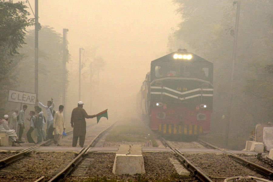 Pakistan inaugurates 1st ever train service that will exclusively transport cargo to #Afghanistan border. A total of 5 to 7 trains will run on this border route, shifting up to 500 containers per month through Pak’s southern port city Karachi. #InvestInAFG xhne.ws/TrhPj