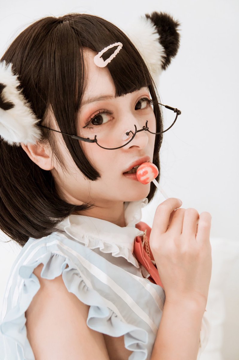 #眼镜娘  #萝莉 #白丝 #兽耳 #ロリ #セクシー #美少女 

   哼...想吃糖吗？不给哦！ https://t.co/AmiWcHSDP7