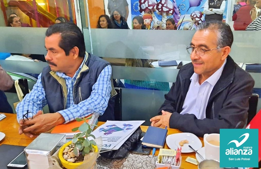 NASanLuis's tweet photo. Entrega de material de identidad partidaria al Comité de Dirección Municipal de Cd. Valles, S.L.P. encabezado por su Presidente Marcelino Hernández Martínez.
#NASLP
#PartidoNASLP
#FortaleciendoLaEstructura
#NuevaAlianzaSanLuisPotosí https://t.co/Dnkz8tjcdR
