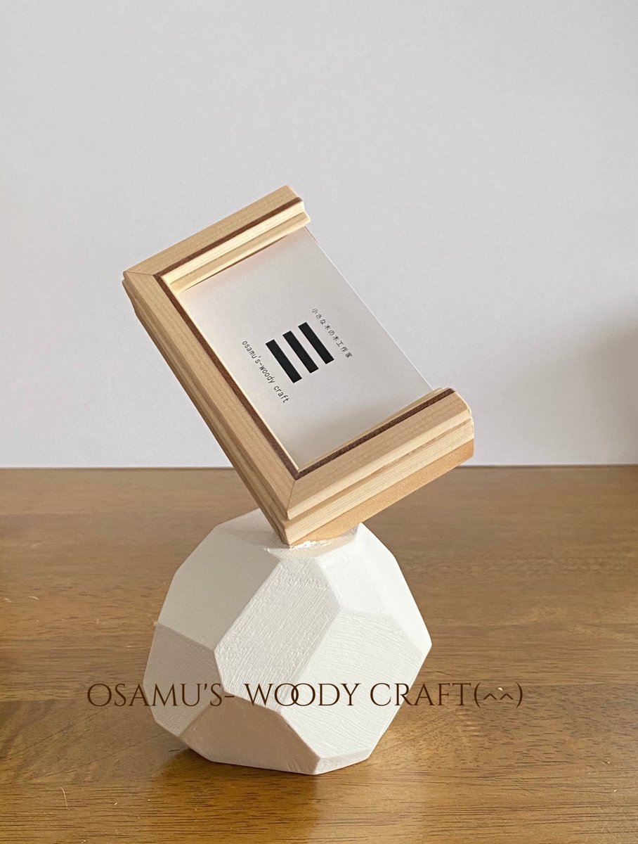 Osamu S Creat Shopカード 名刺 スタンド作ってみました 白い台は石をイメージしています イベントに連れていこうと思っています ハンドメイド 木工 ショップカードスタンド 手作り好きさんと繋がりたい 立体彫刻 T Co Bj2cmbf0p8