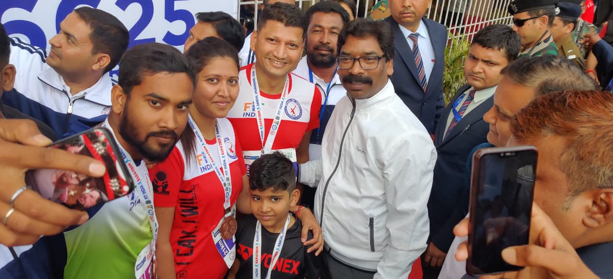 YSR_IPS's tweet photo. #fitbody,#fitmind,#FitIndia ..Hitting sub 2 for 3 consecutive times in #Ranchi Ran O Than.thanks to my #wife for equating #21km #bravewomen and to my #son covering #5k.
@DumkaPolice 
@JharkhandPolice 
@DumkaDc 
@HemantSorenJMM @preetiGvt https://t.co/LdoUvzi34n