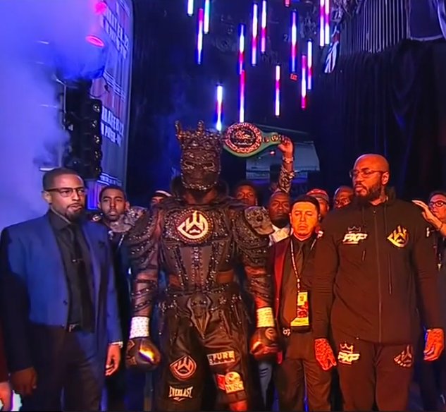 Hcabrera12's tweet photo. Decían que el boxeo estaba muerto? Jajaja esto es un espectáculo completo el mejor deporte en la categoría De verdad. #boxeo #BoxeoUrbano #WilderFury2 https://t.co/pP24PxYT5R