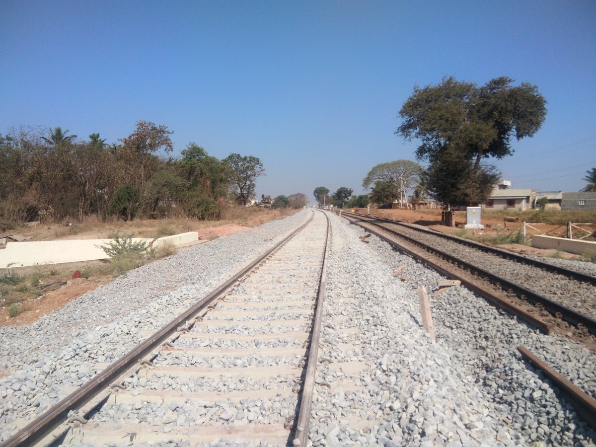 Hublirailusers's tweet photo. Unkal new station building, erection of FOB, laying of sleepers and track under progress @Amitsen_TNIE @HubliCityeGroup @Hubli_Infra @hublimandi @HubballiRailway https://t.co/FL4oVqFQja