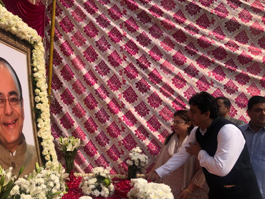 अरुण जेटली जी के जीवन, आदर्श व कार्यों से प्रेरित तृतीय सेवा दिवस का आयोजन आज वाल्मीकि बस्ती, मंदिर मार्ग, नई दिल्ली में किया जा रहा है। सामान्य जन की भागीदारी अत्यंत उत्साहपूर्ण है।
#SewaDiwas #arunjaitley #service #NewIndia