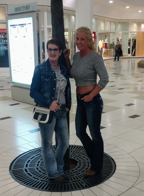 Hanging with my girl Misty! https://t.co/NNmnTkf6wB<a href="/tag/defleppard"class="tags"><span>#defleppard</span></a>