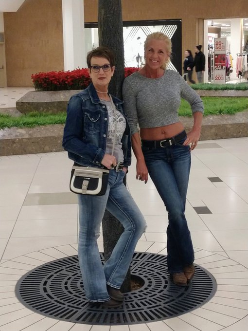 Hanging with my girl Misty! https://t.co/NNmnTkf6wB<a href="/tag/defleppard"class="tags"><span>#defleppard</span></a>