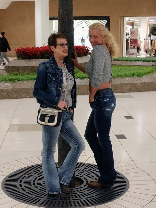 Hanging with my girl Misty! https://t.co/NNmnTkf6wB<a href="/tag/defleppard"class="tags"><span>#defleppard</span></a>