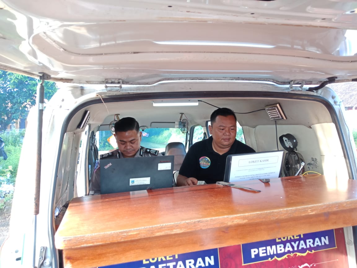 Pelayanan samsat keliling (SAMLING) hari ini hadir di CFD Mojosari pukul 06.30-08.30 WIB. Bagi warga Mojokerto yang mau membayar pajak, silakan lngsung datang ke CFD Mojosari dengan membawa STNK dan KTP an. pemilik.