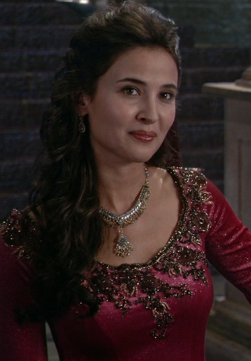 Joana Metrass as Queen Guinevere in Once Upon a Time (2011)