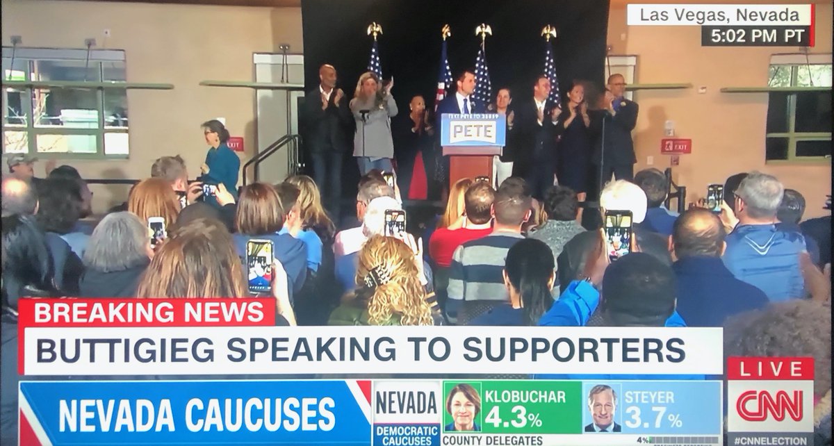 UNoWhoX_x's tweet photo. But they accidentally pan out and show about 30 ppl there? #BernieOrVest #BernieCrowds are HUGE #ButtigiegCrowds are not. https://t.co/UKYyHT8d14