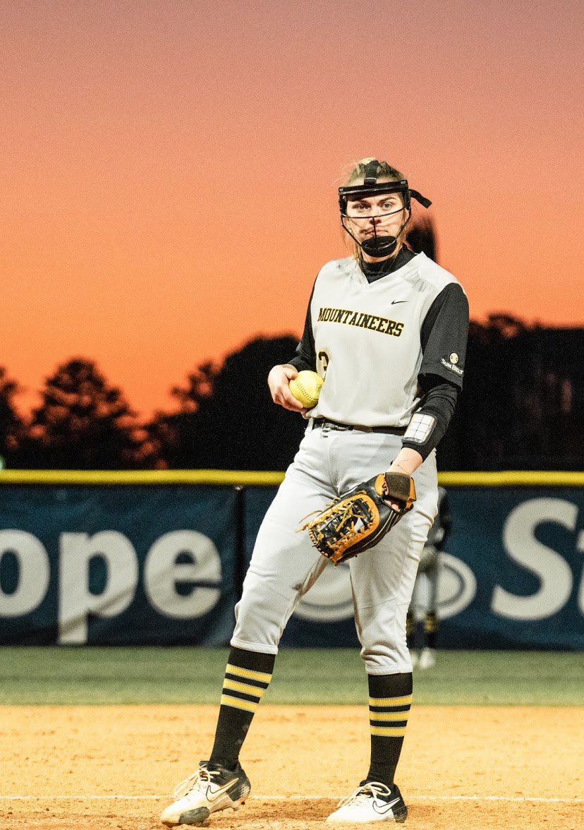 AppStateSB's tweet image. Softball &amp;amp; Golden Hour 😍

#NCAASoftball | #GoApp