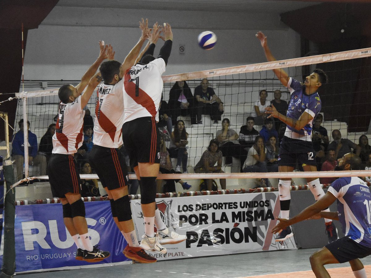 idriverplatense's tweet photo. Info Identidad: #VóleyMasculino
#LVA #Weekend11
En el Microestadio del Club, @RiverVoley cayó 3-0 frente a @GigantesVoley (15-25. 20-25 y 23-25).
📷 @RiverVoley
#VamosRiver ⚪🔴⚪ https://t.co/AExdHgmGND