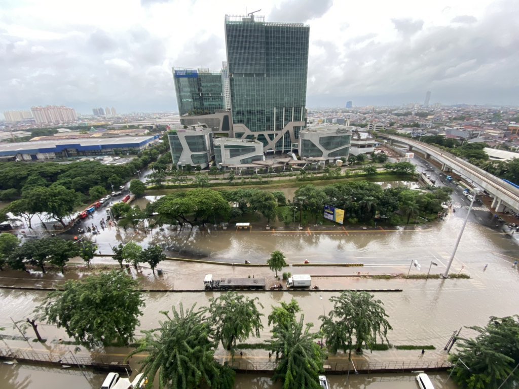 kangdede78's tweet photo. Tengoklah foto-foto ini, ada cokelat di tanah Jakarta. Itulah pemandangan rutin di Jakarta pada beberapa Bulan belakangan ini.

Ajak teman, tetangga, dan saudara....posting #WajahBaruJakarta. 

Selamat menikmati #banjir akhir pekan, semoga selalu dalam keberkahanNya. https://t.co/8PiHsb2IR3