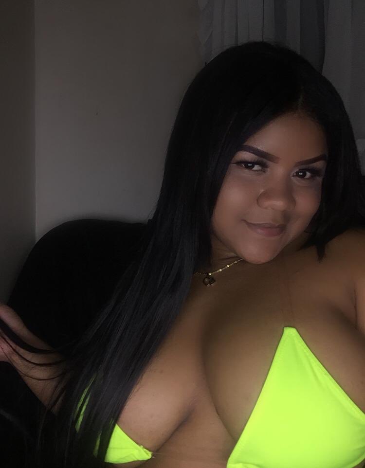 Avfame1's tweet photo. Quien quiere un abrazo con mis dos bebesotas ? Escucho ofertas #onlyfansgirl #girls #Carnavales2020 https://t.co/qkyySH0xLT