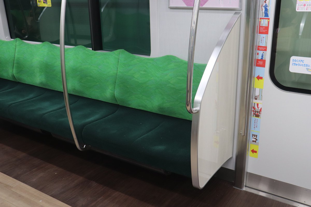 RAPID_EXP_40000's tweet photo. 最近デビューしたばかりの東急5050系5178Fを撮影。出会うのは、半年前の甲種輸送の時以来です。
内装は全車に防犯カメラが取り付けられたり、ヘッドレストが無くなったりと東急2020系に準じた内装となっています。
#東急5050系 #5178f https://t.co/N8kHRK40Sg