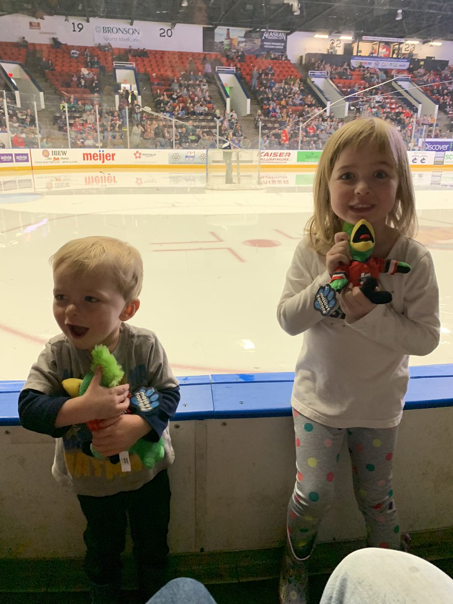 JBrockLMSW's tweet image. New SLAPPY fans! 💖🏒 #kwingsphoto