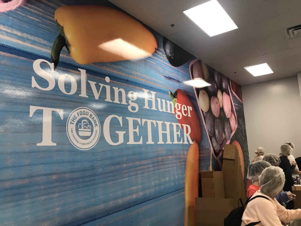 RbhsGirlsoccer's tweet photo. #SolvingHungerTogether
A beautiful day giving back to our community together at The Food Bank for Central & Northeast Missouri. ⚽️💯⚽️
#RockBridgeLadySoccerRocks https://t.co/TursZCQt17