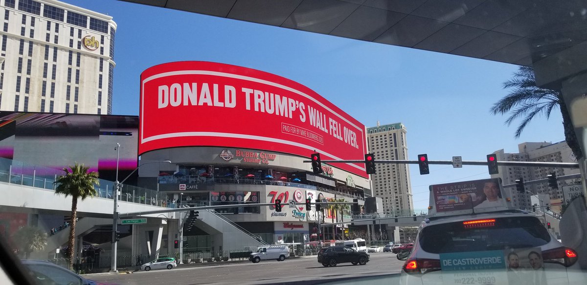 mmklv417's tweet photo. Got to love Vegas https://t.co/VXXFHDhhct