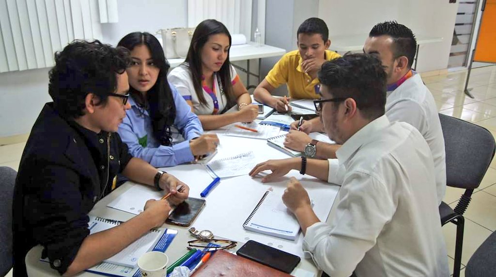 Facachhn's tweet photo. Nuestros jóvenes conceptualizan ideas de #PotencialesInnovaciones y exploran la #RedDeRecursos + #ActoresClaves que colaborarán para desarrollar sus proyectos.

#InnovaFACACH #InclusiónJuvenil #ParticipaciónActiva https://t.co/Nz53Aaz8KO