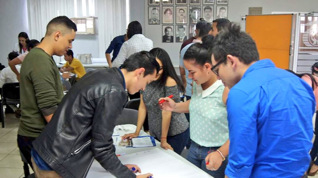 Facachhn's tweet photo. Nuestros jóvenes conceptualizan ideas de #PotencialesInnovaciones y exploran la #RedDeRecursos + #ActoresClaves que colaborarán para desarrollar sus proyectos.

#InnovaFACACH #InclusiónJuvenil #ParticipaciónActiva https://t.co/Nz53Aaz8KO