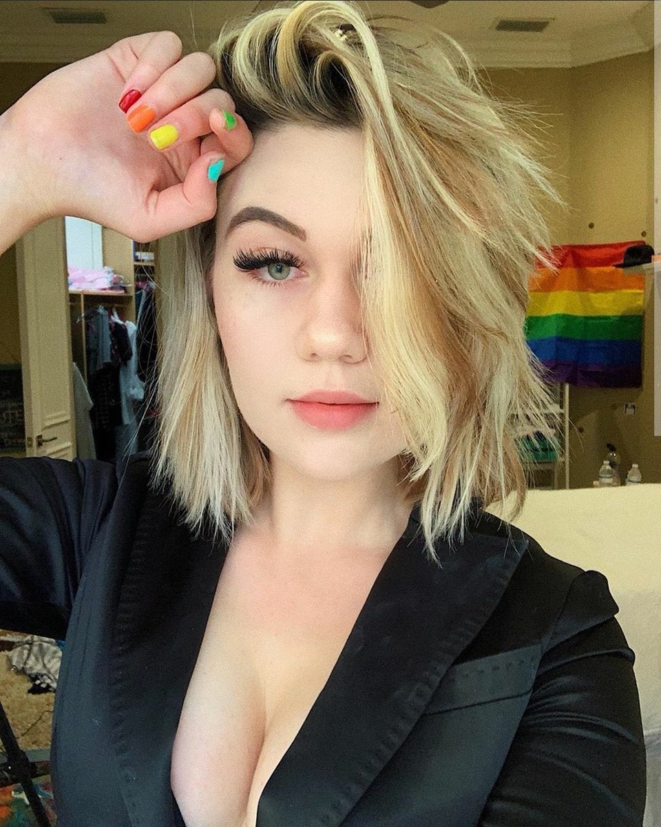 jessiepaege's tweet photo. date me https://t.co/DJNrVkbxD9