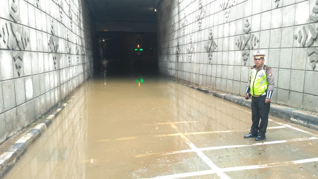 TMCPoldaMetro's tweet photo. 09:08 #Banjir 60-70 cm di Underpass Matraman Jl. Matraman Raya #Jakarta Timur, sementara tidak bisa dilintasi semua jenis kendaraaan bermotor. https://t.co/N88yDcujJX