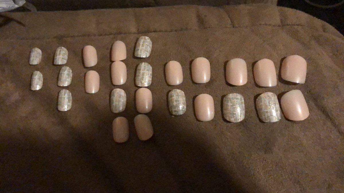 BeastModeBarbi's tweet photo. @ClutchNails thought I’d give you guys a try,not very impressed so far  😔 you don’t package 2 of the same for the size. 3 size 8s? Size 6 there are 3 patterns and 1 plain? Size 2 has 1 plain and 1 pattern. I’m not happy so far https://t.co/uGZ5VJLXZu