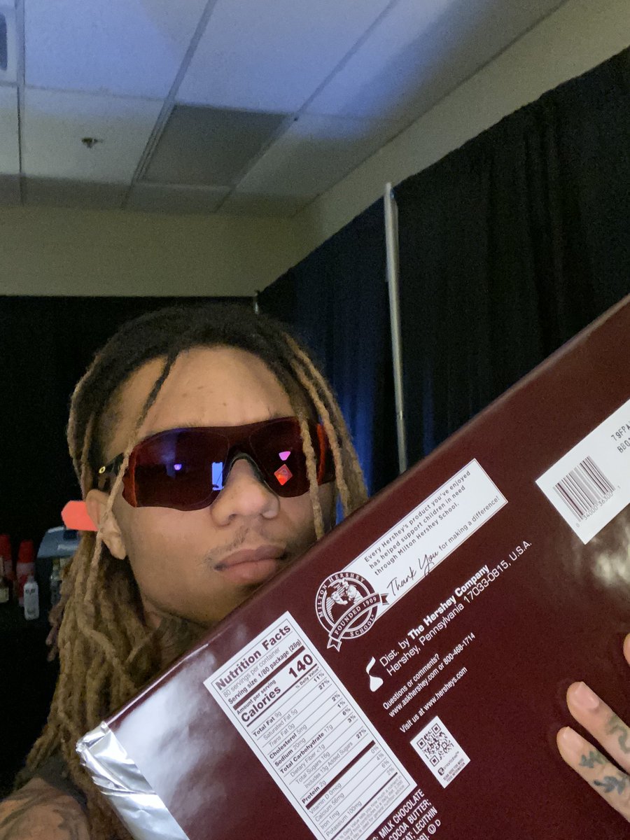 SwaeLee's tweet photo. 5 pound Hershey bar from Hershey https://t.co/Vr5awBN6NG