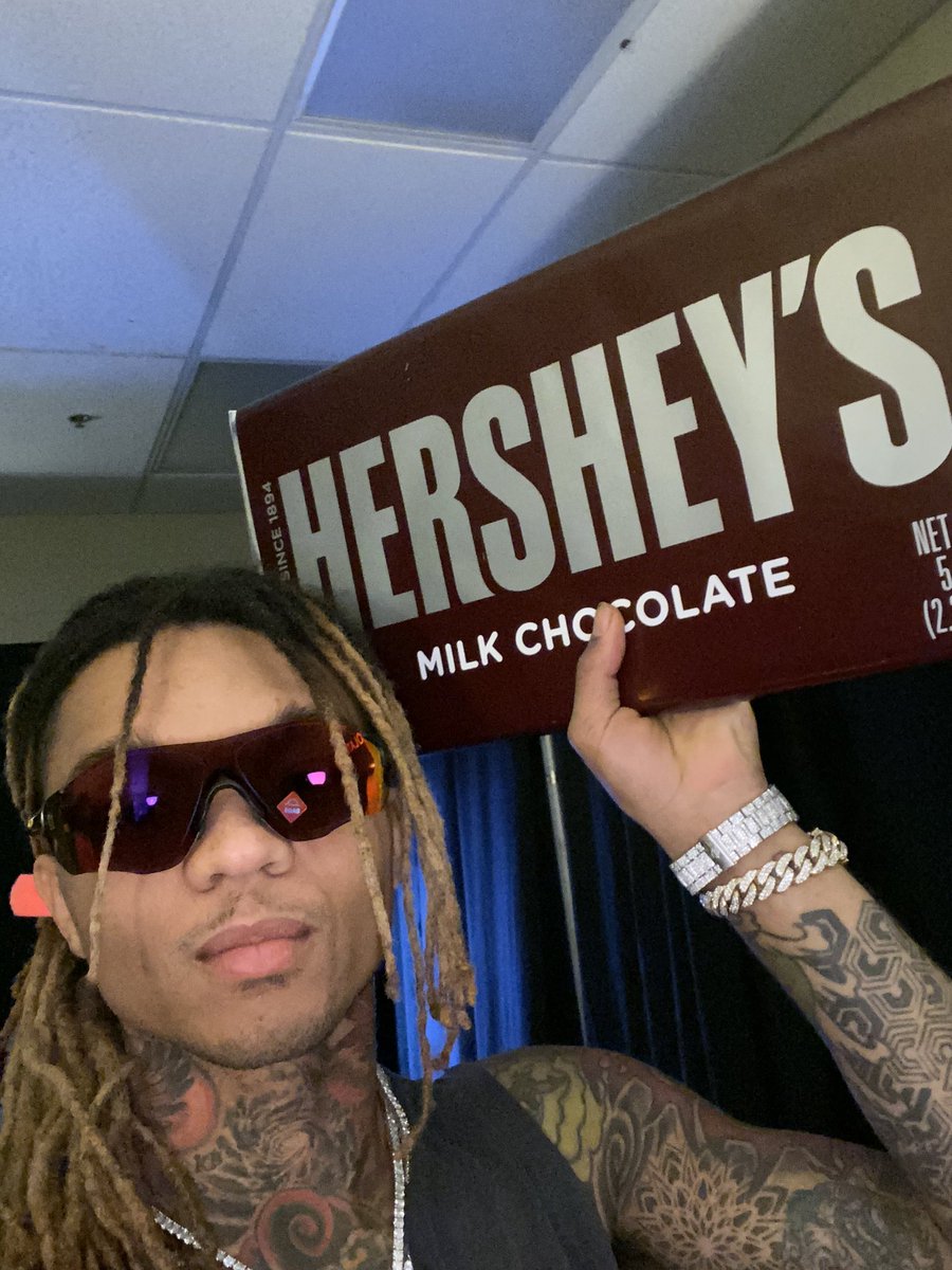 SwaeLee's tweet photo. 5 pound Hershey bar from Hershey https://t.co/Vr5awBN6NG