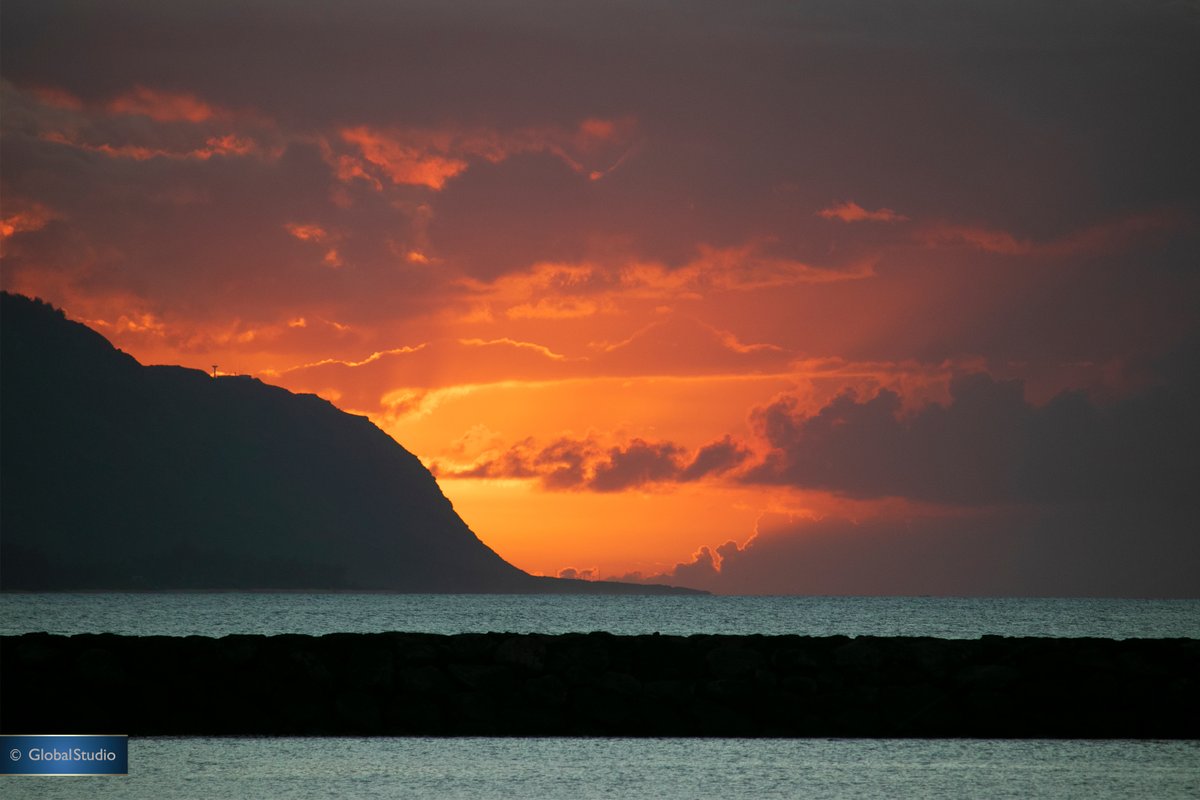 M_K_Reynolds's tweet photo. NORTH SHORE SUNSET
We were having a lovely dinner, when I rudely had to grab my camera and capture this. She forgave me. She's nice that way.
https://t.co/2u0BMhCIwC
#Oahu #NorthShore #Sunset #SunsetBeaches #SunsetHawaii #Hawaii https://t.co/Vo6qwTUpie