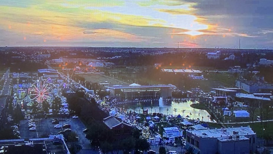 beaumont_police's tweet photo. Eagle eye view of @MardiGrasSETX in Downtown Beaumont #MGSET #BeaumontPolice #Drone https://t.co/Wzopt8faEZ