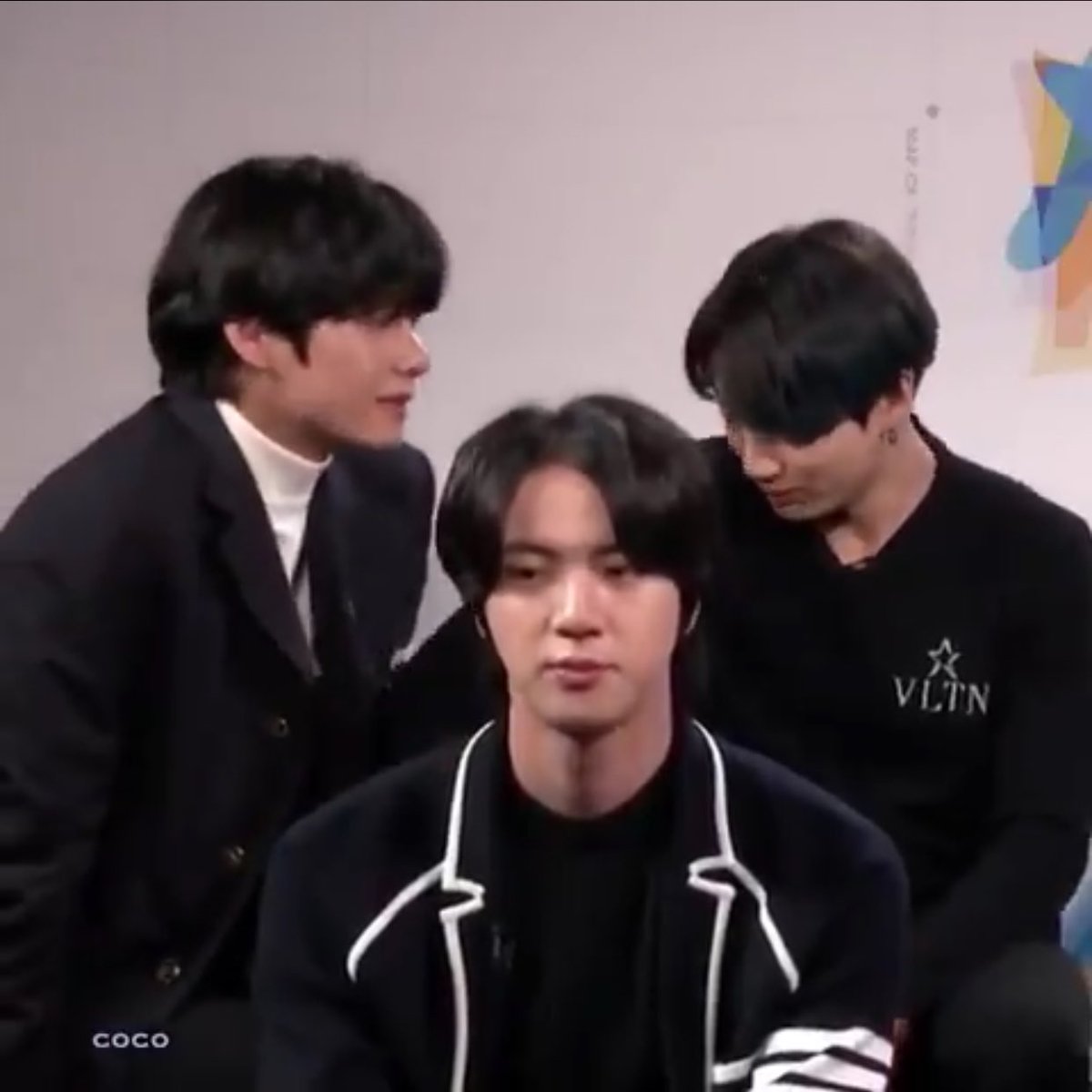 kthszjjk's tweet photo. por isso que tentam separar os taekook sempre que eles têm que comparecer em algum lugar poq os cara não tiram a mão um do outro nem um segundo https://t.co/SWnhhX509A