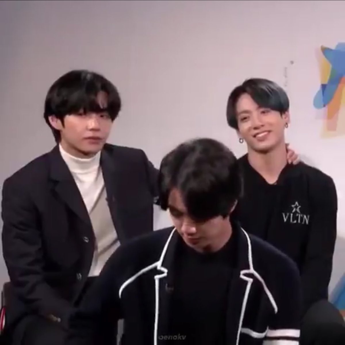 kthszjjk's tweet photo. por isso que tentam separar os taekook sempre que eles têm que comparecer em algum lugar poq os cara não tiram a mão um do outro nem um segundo https://t.co/SWnhhX509A