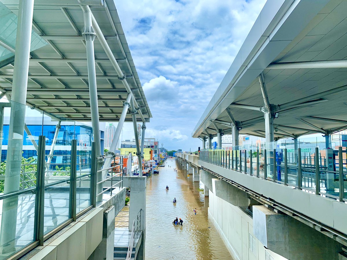 adriansyahyasin's tweet photo. Tengoklah foto-foto ini, ada biru di langit Jakarta. Itulah pemandangan rutin di Jakarta pada beberapa pekan belakangan ini.

Ajak teman, tetangga, dan saudara.... berjalan, bersepeda menikmati #WajahBaruJakarta. 

Selamat menikmati akhir pekan, semoga selalu dalam keberkahanNya. https://t.co/Fb45j7HP3Q
