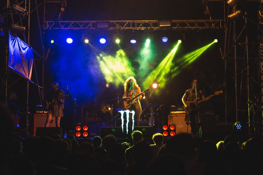 RockEnBaradero's tweet photo. 🌙✖️NOCHE EN BARADERO✖️🌙
Llegó la noche 🌑 al #REB20 y con ella empezaron a tocar más bandas🌟☄️ que hicieron enloquecer al público! Ellxs fueron @PlandlMariposa @sexto_rock @lospereztw @PaulaMaffia y #MissBolivia ✊🏻🖤 https://t.co/15A9vf7QwS