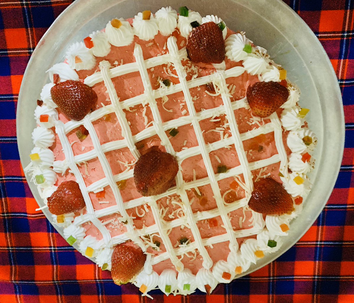 Se busca niña para que se coma las fresas del pastel....🎂....🤣🤣😂😂