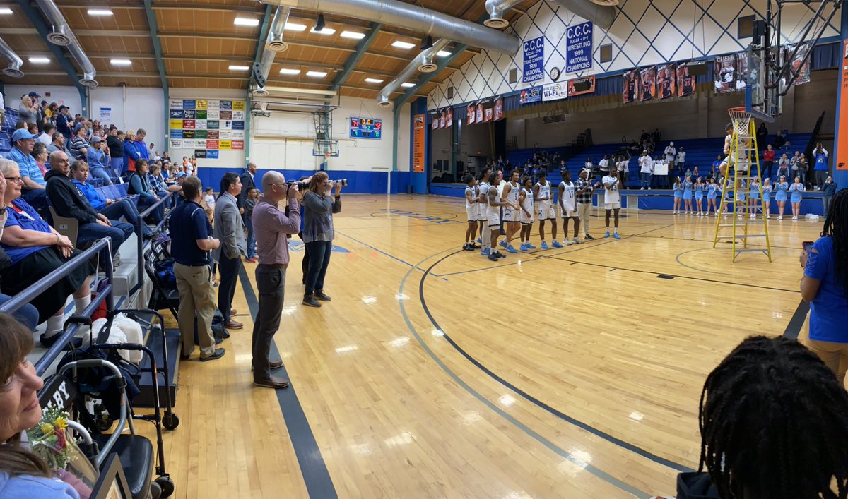 prof_Brad's tweet image. Such a fun evening at the community building for sophomore night!! #GoTrojans