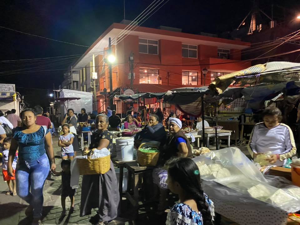 IranSantiagoM's tweet photo. Disfrutando de un #bupu, un tamalito de cambray y unos dulces regionales en nuestro querido #Juchitán #Oaxaca
Los invitamos a comprar productos de nuestros pueblos y apoyemos la economía local en cada una de nuestras comunidades.
#GusisacanuXquidxinu
#PorLaGrandezaDeNuestroPueblo https://t.co/XfCIvInTPl