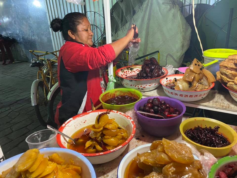 IranSantiagoM's tweet photo. Disfrutando de un #bupu, un tamalito de cambray y unos dulces regionales en nuestro querido #Juchitán #Oaxaca
Los invitamos a comprar productos de nuestros pueblos y apoyemos la economía local en cada una de nuestras comunidades.
#GusisacanuXquidxinu
#PorLaGrandezaDeNuestroPueblo https://t.co/XfCIvInTPl