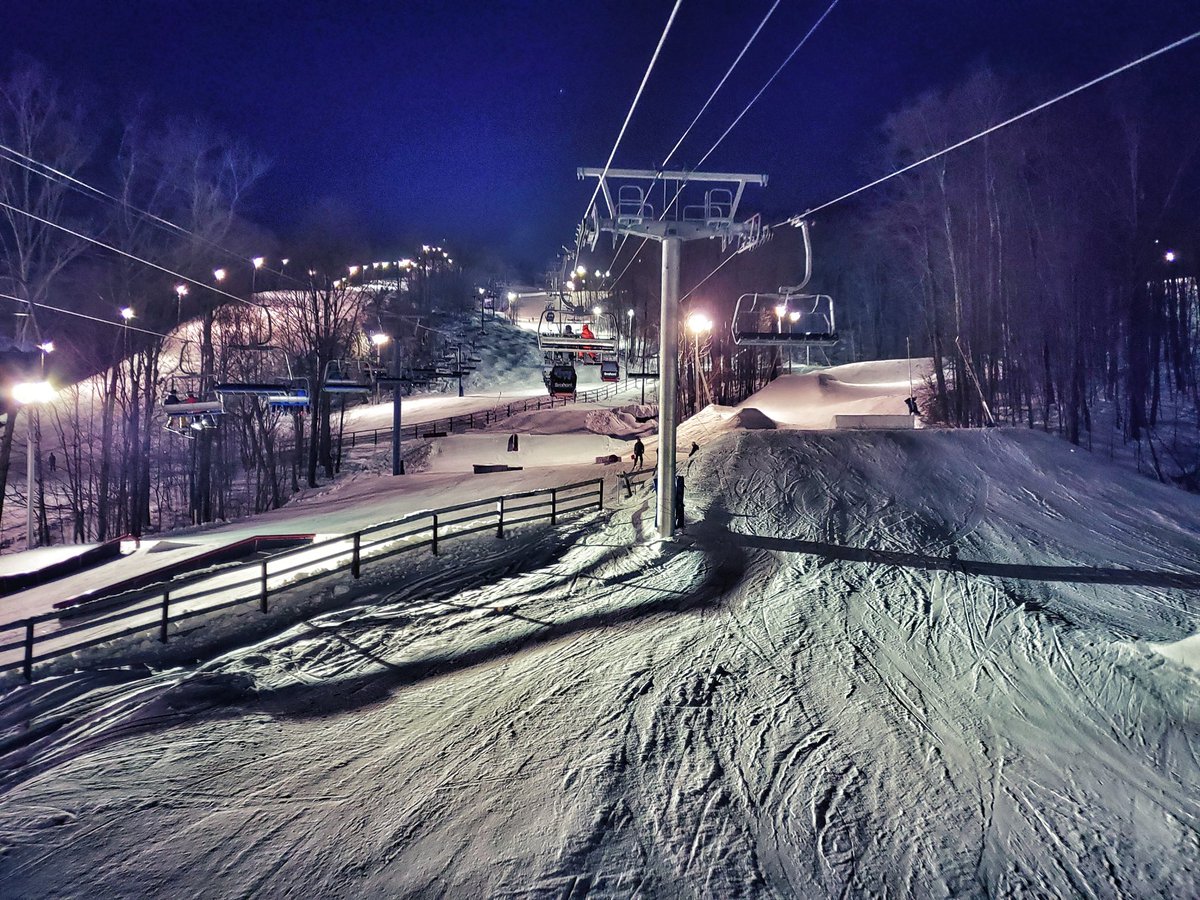 mikejcw's tweet photo. February nights in Quebec... 
#skiquebec #nightskiing https://t.co/pD8zSvVKKd