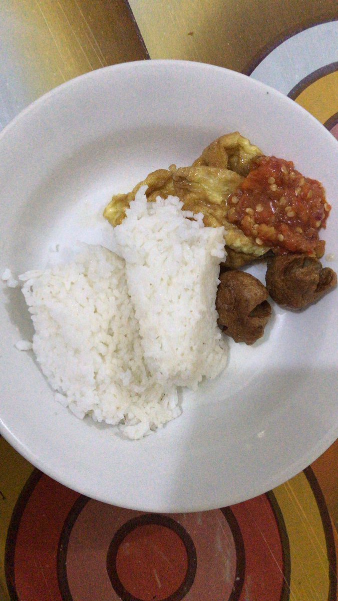 Telor dadar bakso goreng sambel mentah! Nikmat mana lagi yg ingin ku dustakan