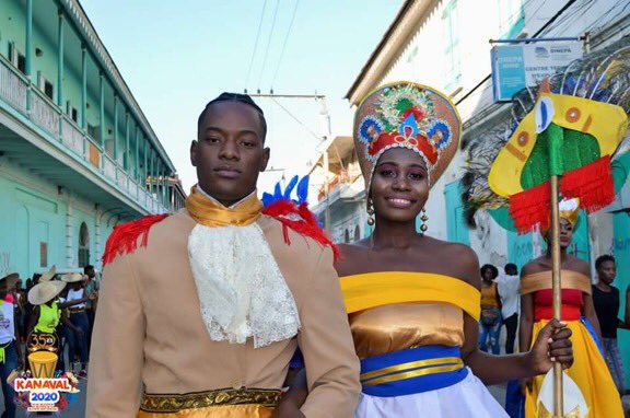 350anscap2020's tweet photo. #Carnaval2020CapHaitien: Vivez en images le beau défilé du déroulement du Carnaval des Étudiants, une tradition capoise. 
#Cap2020 #CapHaitien350 #CH350 #HC200 #HenriChristophe200Ans #CarnavalCapHaitien #Share #Like #Comment https://t.co/p115bR1qXP
