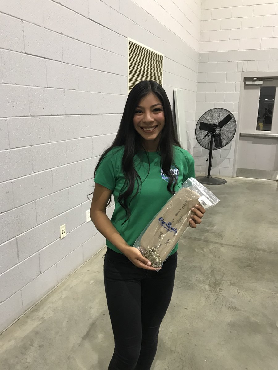 AllStar_Bowl's tweet photo. Eriel Ornelas from @Highland_Scots will be enlisting into the Navy's Nursing Program. So to encourage this goal we gifted her with a Navy Chief's Cover signed by her #ASBCHEER Team and a Navy Medical Challenge Coin. Eriel says her mom is her biggest supporter! https://t.co/r5MYNER7PR