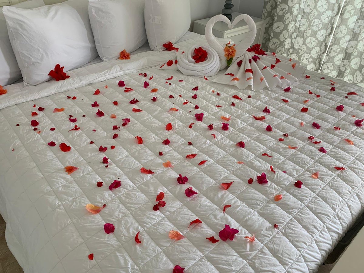 FountainResort's tweet photo. Here at Fountain Bay Resort we personal design our rooms for what ever occasion or just for a normal vacation for guest. We believe in giving our guest that home away from experience!#islandlife #vacay #relaxtime #vacationseason #winterseason https://t.co/k1xBMUwmYe