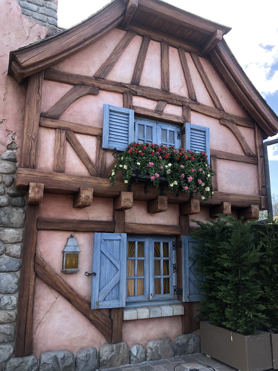 イチ Twitterren 新ファンタジーランドの家屋二階出窓から ボンジュー って飛び出すやつやりたすぎるな