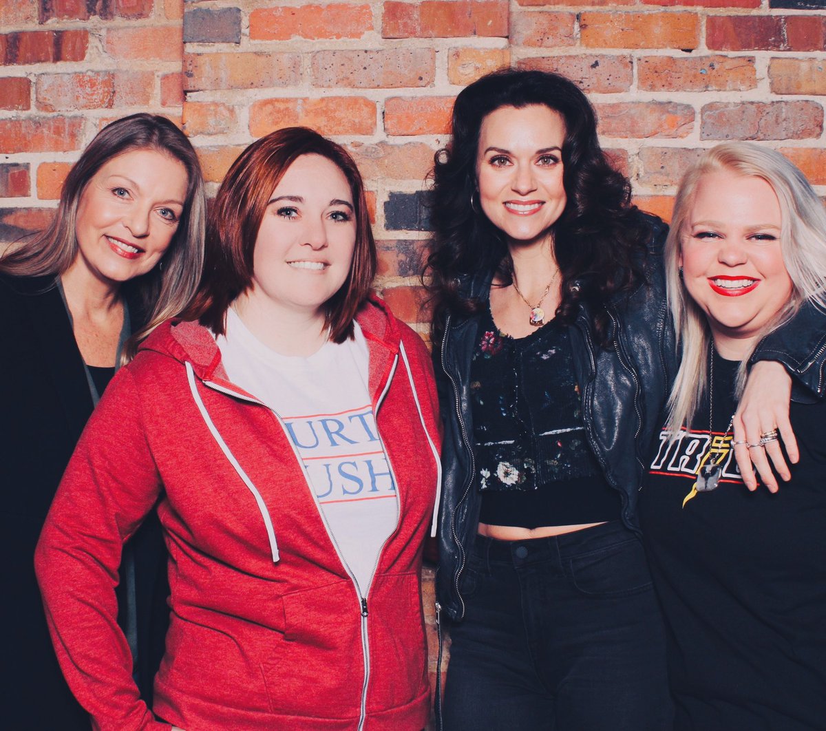 fangirlofmerle's tweet photo. So far this weekend has been so magical. #onetreehillforever @HilarieBurton #SherylLee ❤️🥰 https://t.co/nt8hA1g8ml