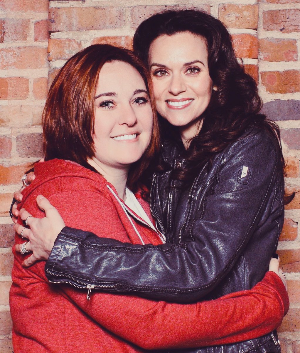fangirlofmerle's tweet photo. So far this weekend has been so magical. #onetreehillforever @HilarieBurton #SherylLee ❤️🥰 https://t.co/nt8hA1g8ml