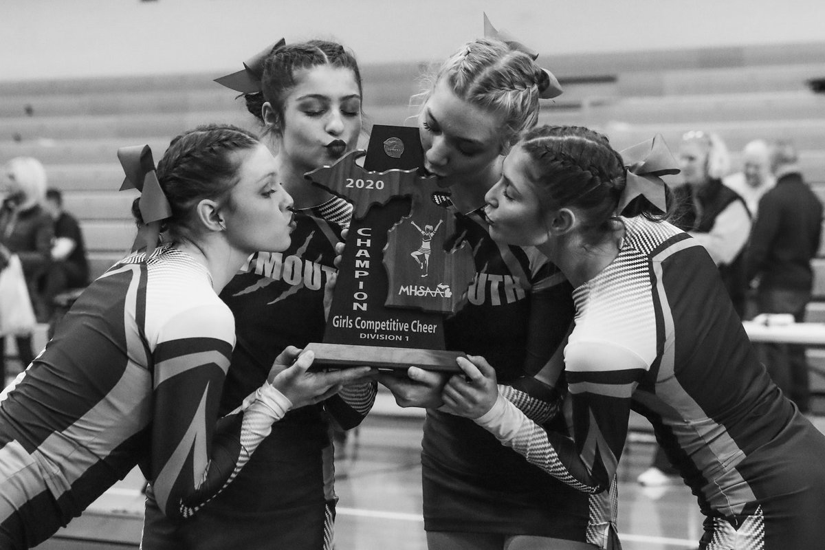 45° today....so we stole a mitten!!  
Nice work <a href="/phswildcatcheer/">Plymouth Cheer</a> 

#bringbackmoremittens