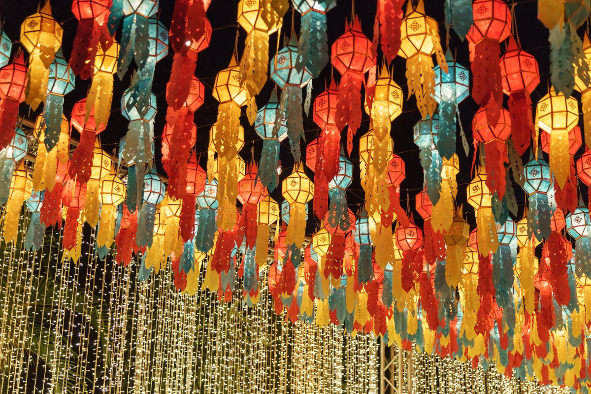 CMLanternFest's tweet photo. Different kinds of lanterns can be seen: houses and temples are decorated with khom fai (paper lanterns); Khom tue are lanterns carried on a stick; and Khom pariwat are revolving lanterns placed on temples..
. https://t.co/RYqC8H9KHK