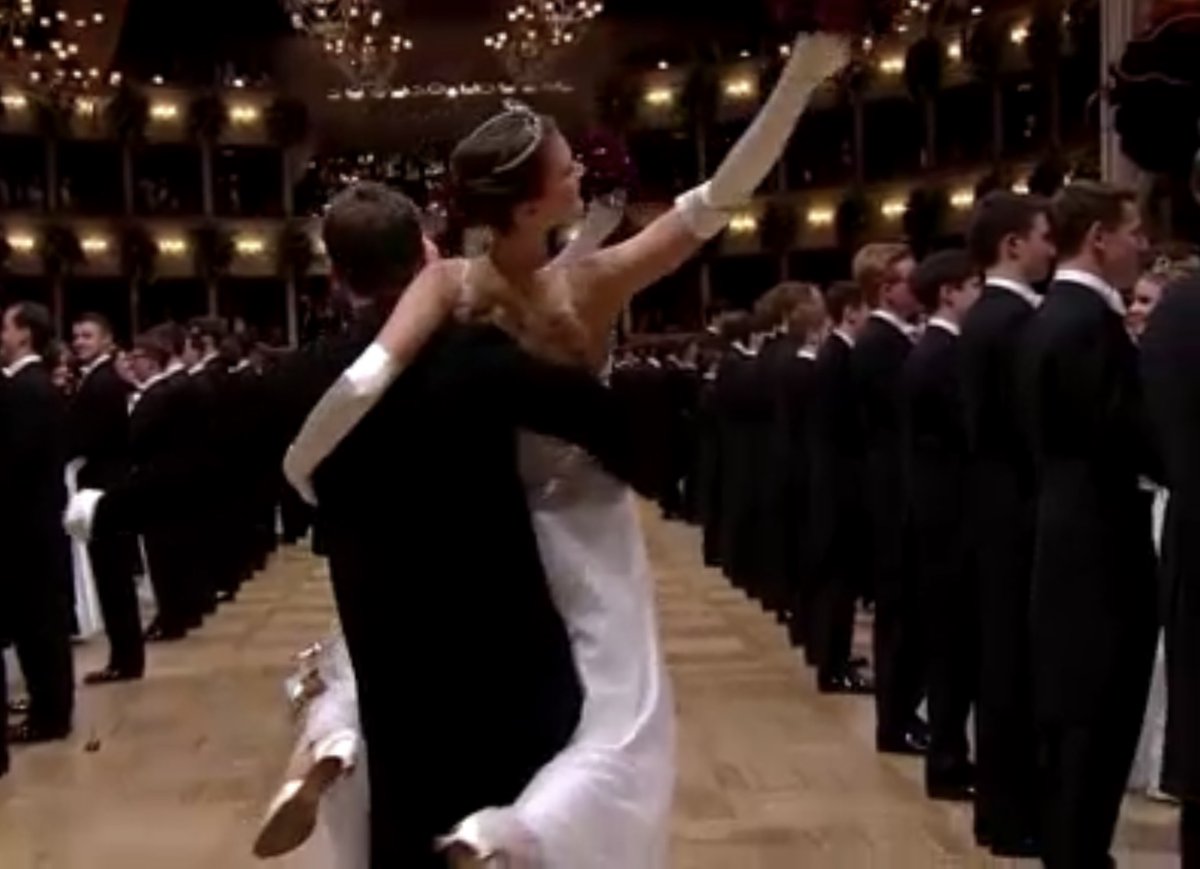 Tanzschule_Muc's tweet photo. Was für eine # Hebefigur am Opernball!  Top oder Flop 
Gesellschaftlich ehr Flop. 
Sorry so lässt man Damen nicht schweben! Hängt am Mann wie die Maus am Leberkäse. Und wo greift der Mann da hin! https://t.co/XcfLZRll29